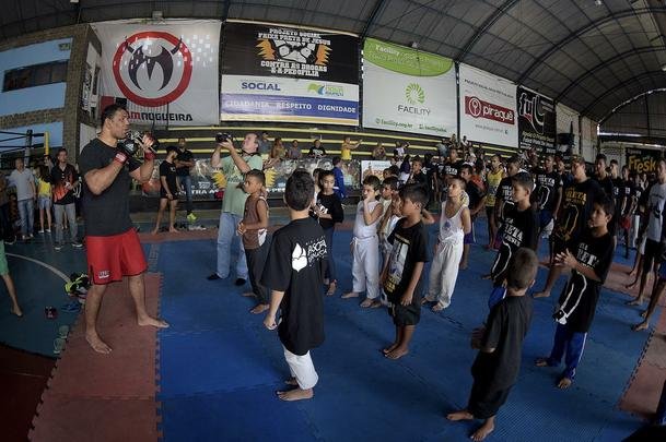 Astros do UFC 190 se encaram no Complexo do Alemo e participam de aula com o projeto social Faixa Preta de Jesus 