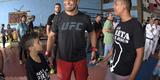 Astros do UFC 190 se encaram no Complexo do Alemo e participam de aula com o projeto social Faixa Preta de Jesus 