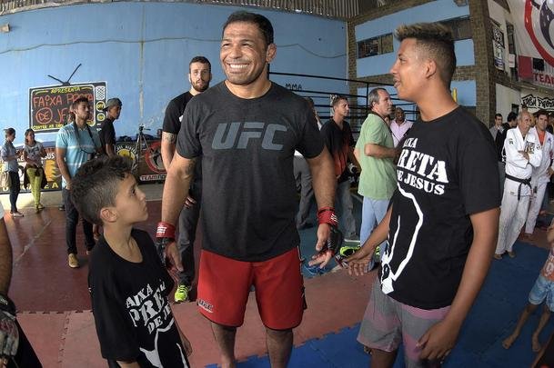Astros do UFC 190 se encaram no Complexo do Alemo e participam de aula com o projeto social Faixa Preta de Jesus 