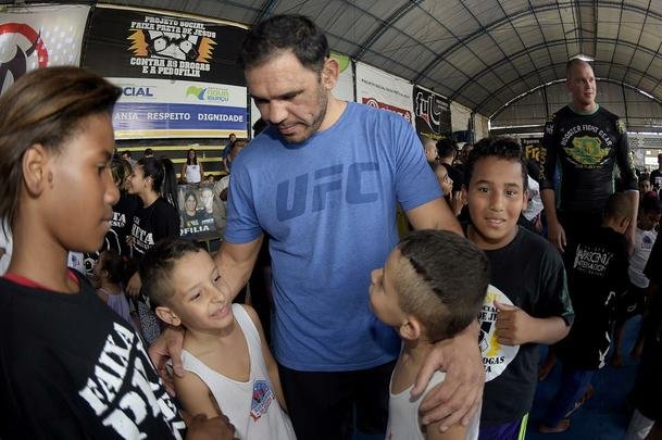Astros do UFC 190 se encaram no Complexo do Alemo e participam de aula com o projeto social Faixa Preta de Jesus 