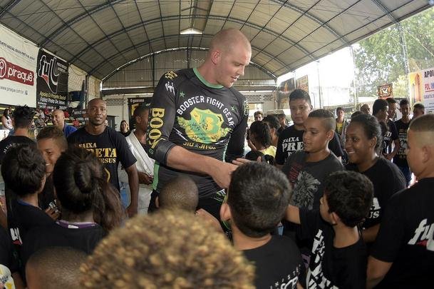 Astros do UFC 190 se encaram no Complexo do Alemo e participam de aula com o projeto social Faixa Preta de Jesus 