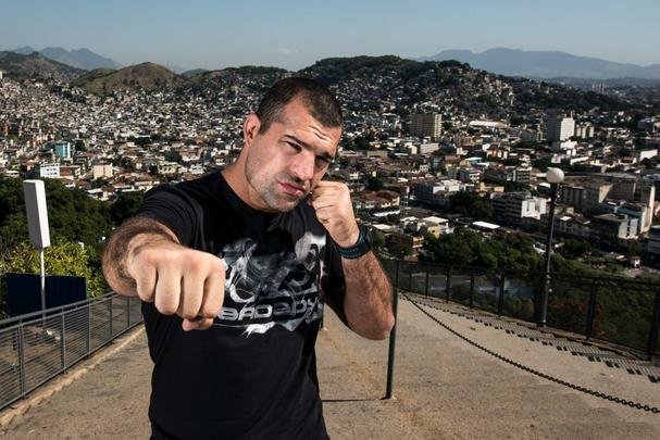 Astros do UFC 190 se encaram no Complexo do Alemo e participam de aula com o projeto social Faixa Preta de Jesus - Maurcio Shogun