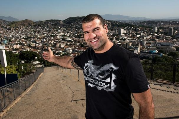 Astros do UFC 190 se encaram no Complexo do Alemo e participam de aula com o projeto social Faixa Preta de Jesus - Maurcio Shogun