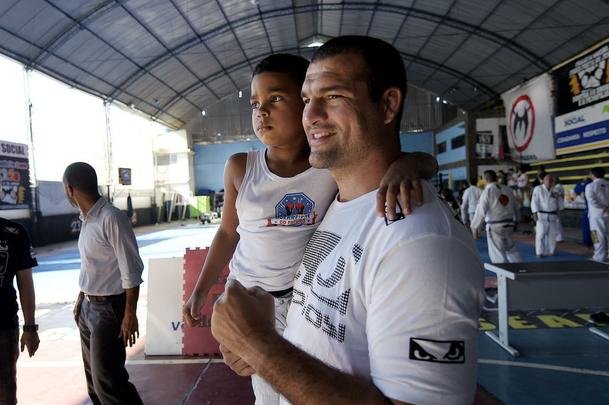 Astros do UFC 190 se encaram no Complexo do Alemo e participam de aula com o projeto social Faixa Preta de Jesus 