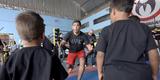 Astros do UFC 190 se encaram no Complexo do Alemo e participam de aula com o projeto social Faixa Preta de Jesus 
