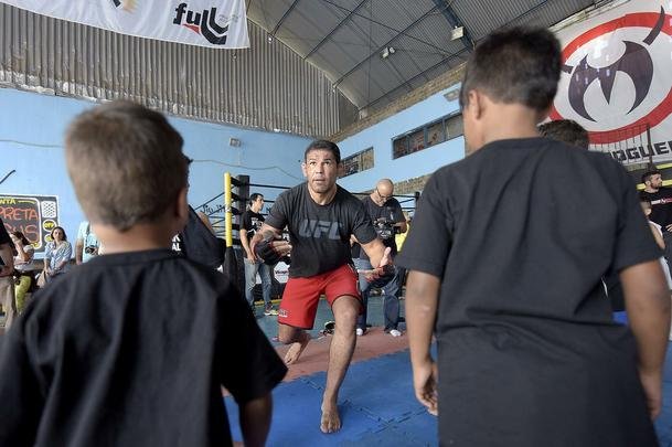 Astros do UFC 190 se encaram no Complexo do Alemo e participam de aula com o projeto social Faixa Preta de Jesus 