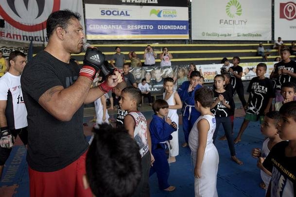 Astros do UFC 190 se encaram no Complexo do Alemo e participam de aula com o projeto social Faixa Preta de Jesus 