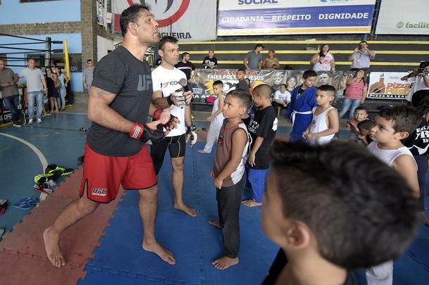 Astros do UFC 190 se encaram no Complexo do Alemo e participam de aula com o projeto social Faixa Preta de Jesus 