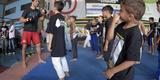 Astros do UFC 190 se encaram no Complexo do Alemo e participam de aula com o projeto social Faixa Preta de Jesus 
