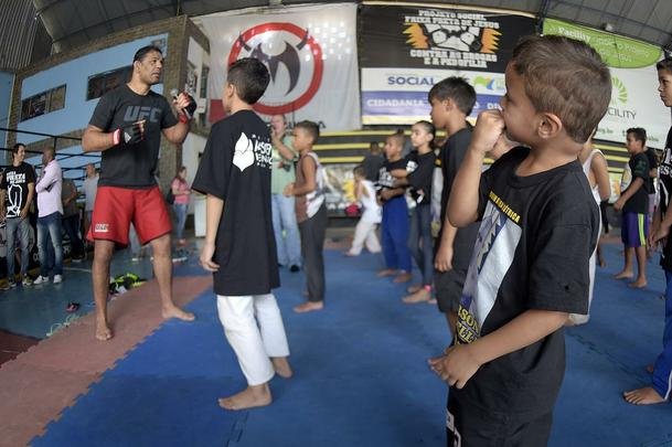 Astros do UFC 190 se encaram no Complexo do Alemo e participam de aula com o projeto social Faixa Preta de Jesus 