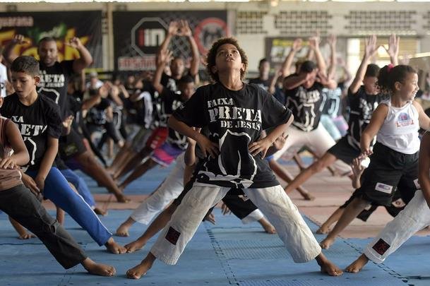 Astros do UFC 190 se encaram no Complexo do Alemo e participam de aula com o projeto social Faixa Preta de Jesus 