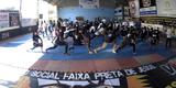Astros do UFC 190 se encaram no Complexo do Alemo e participam de aula com o projeto social Faixa Preta de Jesus 