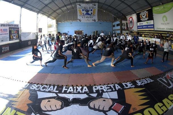 Astros do UFC 190 se encaram no Complexo do Alemo e participam de aula com o projeto social Faixa Preta de Jesus 