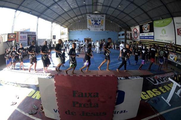 Astros do UFC 190 se encaram no Complexo do Alemo e participam de aula com o projeto social Faixa Preta de Jesus 