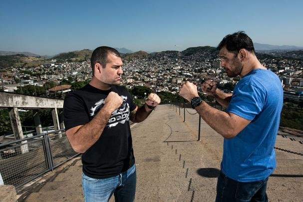 Astros do UFC 190 se encaram no Complexo do Alemo e participam de aula com o projeto social Faixa Preta de Jesus - Maurcio Shogun e Rogrio Minotouro