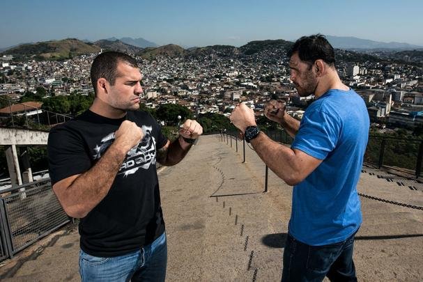 Astros do UFC 190 se encaram no Complexo do Alemo e participam de aula com o projeto social Faixa Preta de Jesus - Maurcio Shogun e Rogrio Minotouro