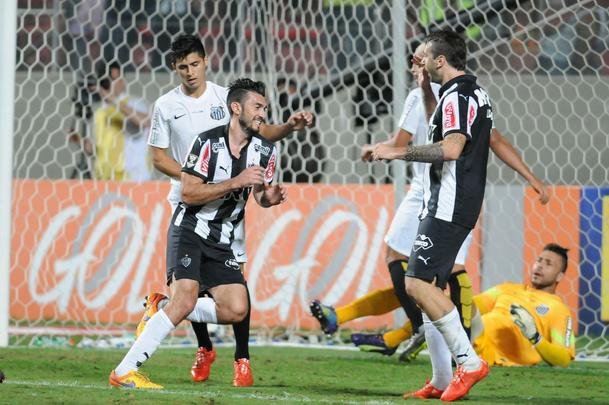 Atltico e Santos fizeram um jogo de muitos gols no Independncia