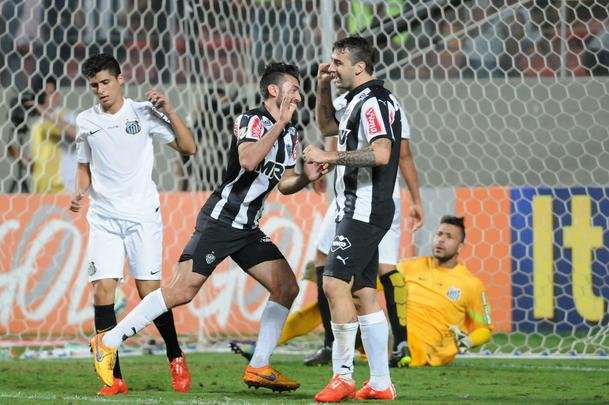 Atltico e Santos fizeram um jogo de muitos gols no Independncia