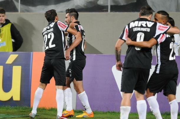 Atltico e Santos fizeram um jogo de muitos gols no Independncia