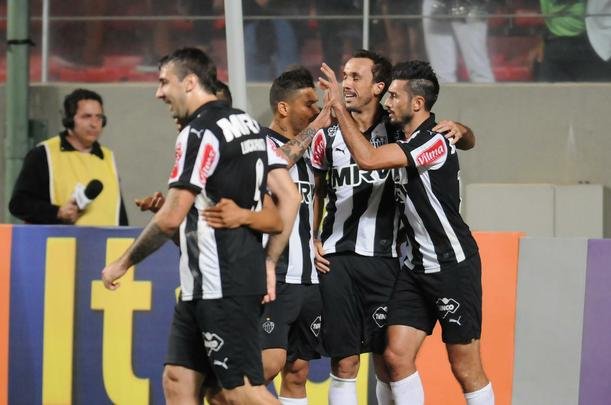 Atltico e Santos fizeram um jogo de muitos gols no Independncia