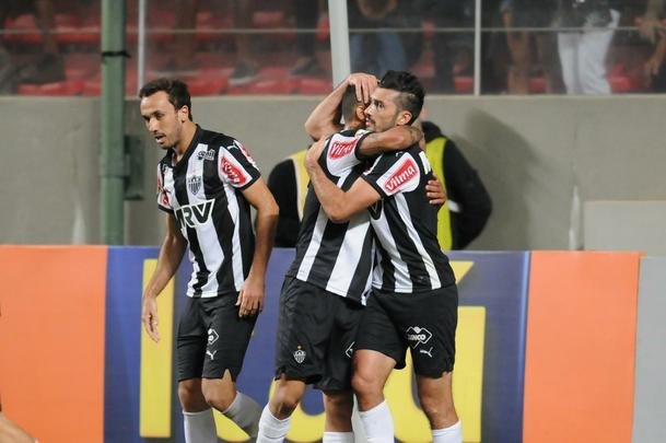 Atltico e Santos fizeram um jogo de muitos gols no Independncia