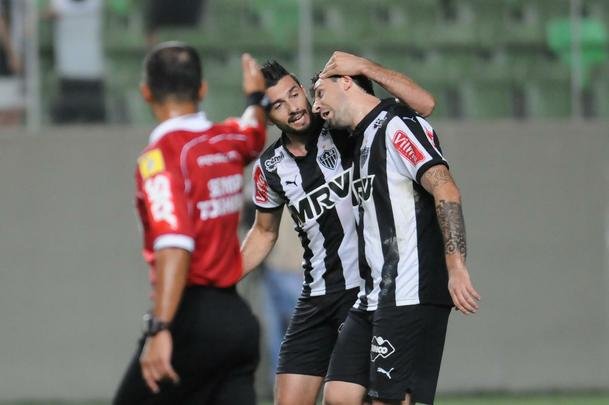 Atltico e Santos fizeram um jogo de muitos gols no Independncia