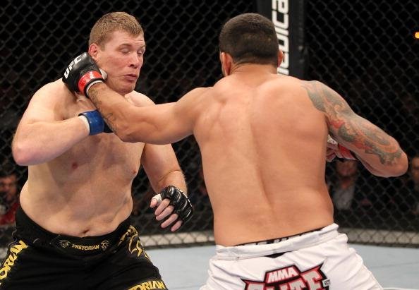 A segunda vitria seguida aconteceu contra Mike Russow, no Mineirinho, em Belo Horizonte. Werdum nocauteou o norte-americano rapidamente no primeiro round