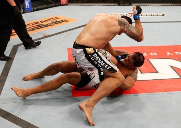 A terceira vitria seguida foi contra Rodrigo Minotauro Nogueira, em Fortaleza. Werdum finalizou a lenda brasileira no segundo round