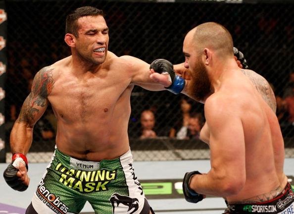 Werdum recebeu a chance de enfrentar Travis Browne. Quem vencesse disputaria o cinturo dos pesados. E o gacho atropelou, vencendo por deciso unnime