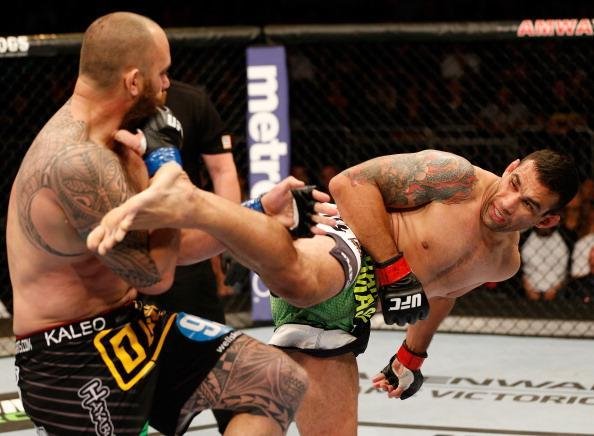 Werdum recebeu a chance de enfrentar Travis Browne. Quem vencesse disputaria o cinturo dos pesados. E o gacho atropelou, vencendo por deciso unnime