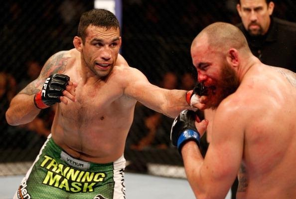 Werdum recebeu a chance de enfrentar Travis Browne. Quem vencesse disputaria o cinturo dos pesados. E o gacho atropelou, vencendo por deciso unnime