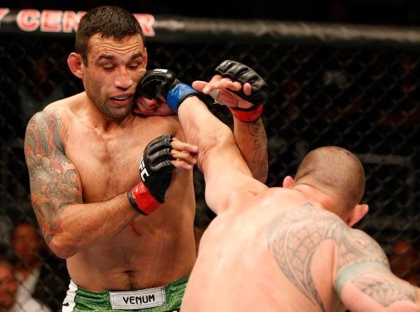 Werdum recebeu a chance de enfrentar Travis Browne. Quem vencesse disputaria o cinturo dos pesados. E o gacho atropelou, vencendo por deciso unnime