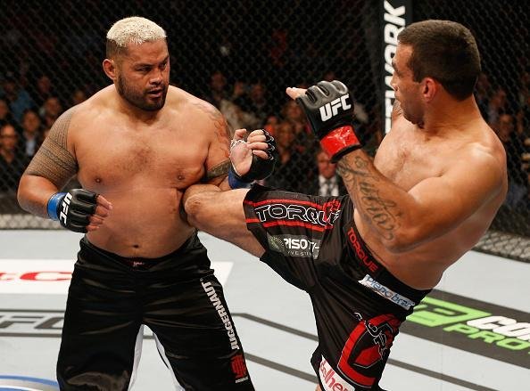 Com a disputa de cinturo agendada, Werdum no enfrentou o campeo Cain Velasquez, que se lesionou. O gacho lutou pelo cinturo interino, contra Mark Hunt, e venceu por nocaute no segundo round