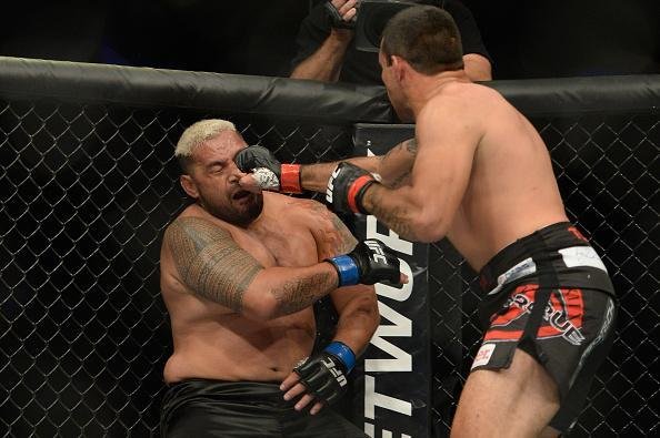Com a disputa de cinturo agendada, Werdum no enfrentou o campeo Cain Velasquez, que se lesionou. O gacho lutou pelo cinturo interino, contra Mark Hunt, e venceu por nocaute no segundo round