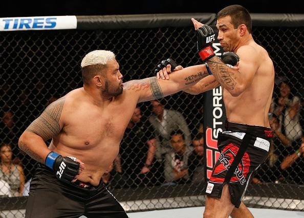 Com a disputa de cinturo agendada, Werdum no enfrentou o campeo Cain Velasquez, que se lesionou. O gacho lutou pelo cinturo interino, contra Mark Hunt, e venceu por nocaute no segundo round