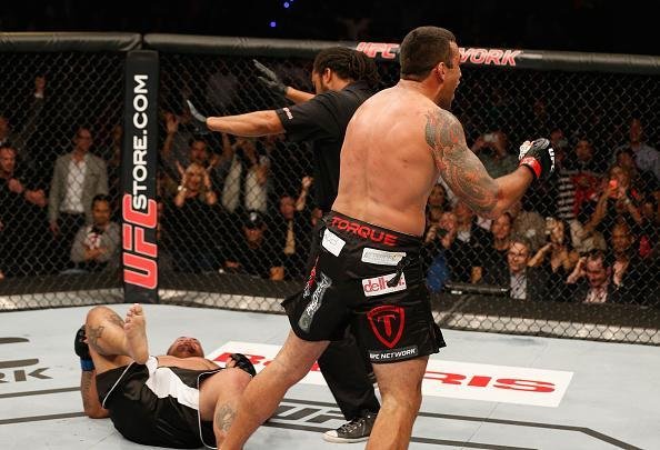 Com a disputa de cinturo agendada, Werdum no enfrentou o campeo Cain Velasquez, que se lesionou. O gacho lutou pelo cinturo interino, contra Mark Hunt, e venceu por nocaute no segundo round