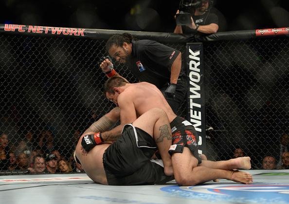 Com a disputa de cinturo agendada, Werdum no enfrentou o campeo Cain Velasquez, que se lesionou. O gacho lutou pelo cinturo interino, contra Mark Hunt, e venceu por nocaute no segundo round