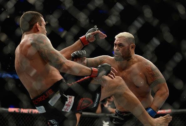 Com a disputa de cinturo agendada, Werdum no enfrentou o campeo Cain Velasquez, que se lesionou. O gacho lutou pelo cinturo interino, contra Mark Hunt, e venceu por nocaute no segundo round