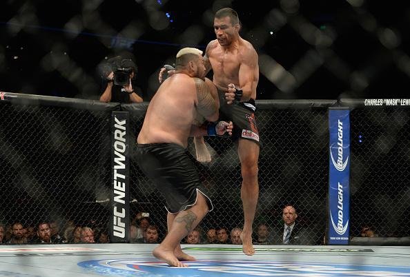 Com a disputa de cinturo agendada, Werdum no enfrentou o campeo Cain Velasquez, que se lesionou. O gacho lutou pelo cinturo interino, contra Mark Hunt, e venceu por nocaute no segundo round