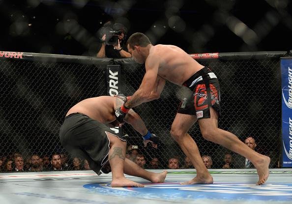 Com a disputa de cinturo agendada, Werdum no enfrentou o campeo Cain Velasquez, que se lesionou. O gacho lutou pelo cinturo interino, contra Mark Hunt, e venceu por nocaute no segundo round
