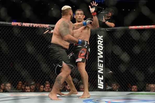 Com a disputa de cinturo agendada, Werdum no enfrentou o campeo Cain Velasquez, que se lesionou. O gacho lutou pelo cinturo interino, contra Mark Hunt, e venceu por nocaute no segundo round
