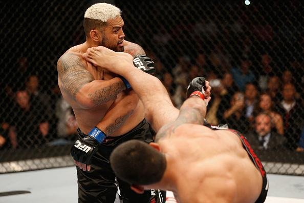 Com a disputa de cinturo agendada, Werdum no enfrentou o campeo Cain Velasquez, que se lesionou. O gacho lutou pelo cinturo interino, contra Mark Hunt, e venceu por nocaute no segundo round