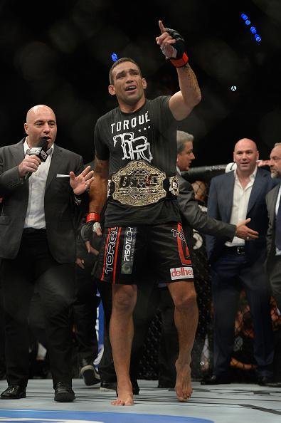 Com a disputa de cinturo agendada, Werdum no enfrentou o campeo Cain Velasquez, que se lesionou. O gacho lutou pelo cinturo interino, contra Mark Hunt, e venceu por nocaute no segundo round