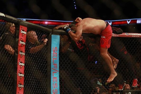 Fabrcio Werdum conseguiu unificar o cinturo do UFC. O brasileiro enfrentou o campeo Cain Velasquez, atropelou o rival e venceu por finalizao com uma guilhotina no terceiro round