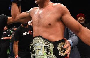 Fabrcio Werdum conseguiu unificar o cinturo do UFC. O brasileiro enfrentou o campeo Cain Velasquez, atropelou o rival e venceu por finalizao com uma guilhotina no terceiro round