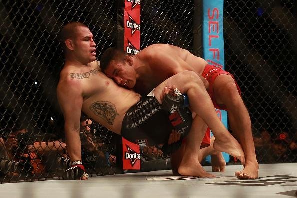 Fabrcio Werdum conseguiu unificar o cinturo do UFC. O brasileiro enfrentou o campeo Cain Velasquez, atropelou o rival e venceu por finalizao com uma guilhotina no terceiro round