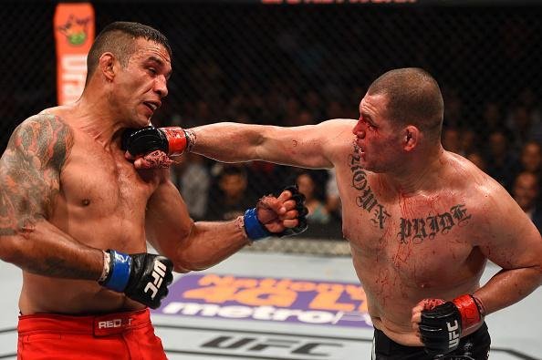 Fabrcio Werdum conseguiu unificar o cinturo do UFC. O brasileiro enfrentou o campeo Cain Velasquez, atropelou o rival e venceu por finalizao com uma guilhotina no terceiro round