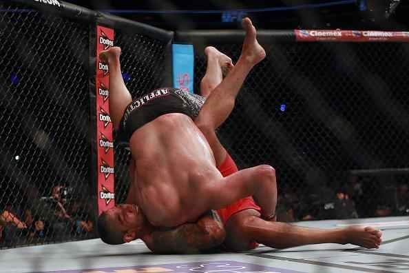 Fabrcio Werdum conseguiu unificar o cinturo do UFC. O brasileiro enfrentou o campeo Cain Velasquez, atropelou o rival e venceu por finalizao com uma guilhotina no terceiro round