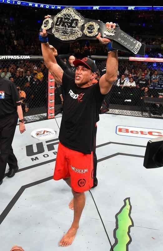 Fabrcio Werdum conseguiu unificar o cinturo do UFC. O brasileiro enfrentou o campeo Cain Velasquez, atropelou o rival e venceu por finalizao com uma guilhotina no terceiro round