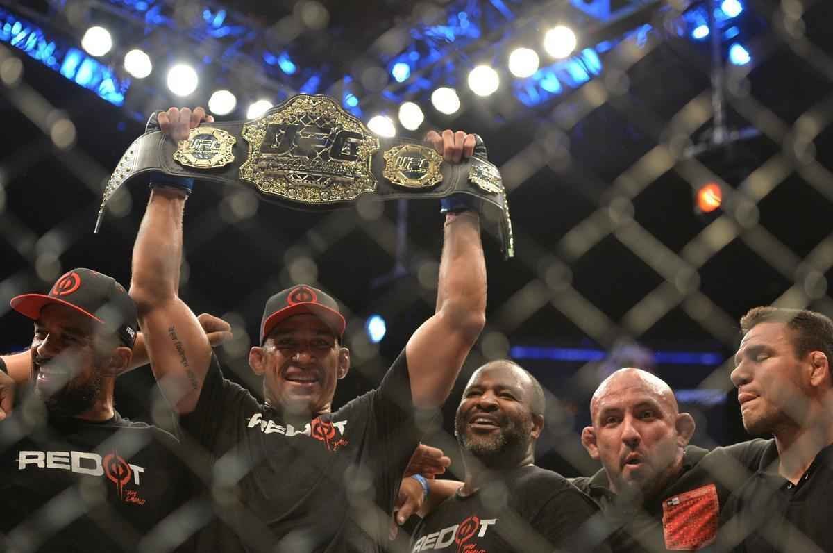 Fabrcio Werdum conseguiu unificar o cinturo do UFC. O brasileiro enfrentou o campeo Cain Velasquez, atropelou o rival e venceu por finalizao com uma guilhotina no terceiro round